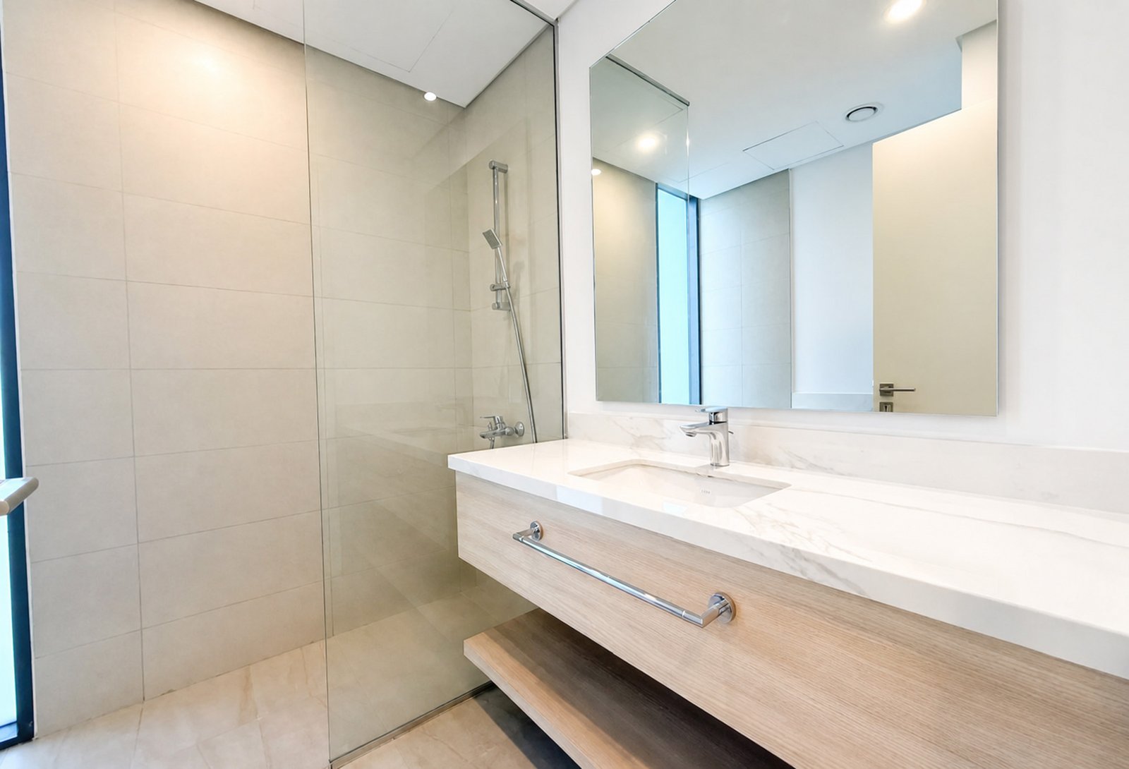 10 Large Corner Layout | Pool Access | Vacant 30 SEP