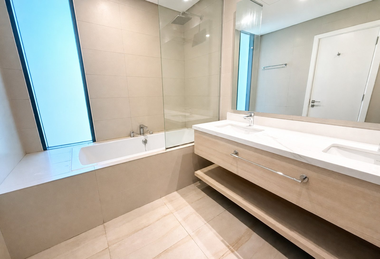 11 Large Corner Layout | Pool Access | Vacant 30 SEP