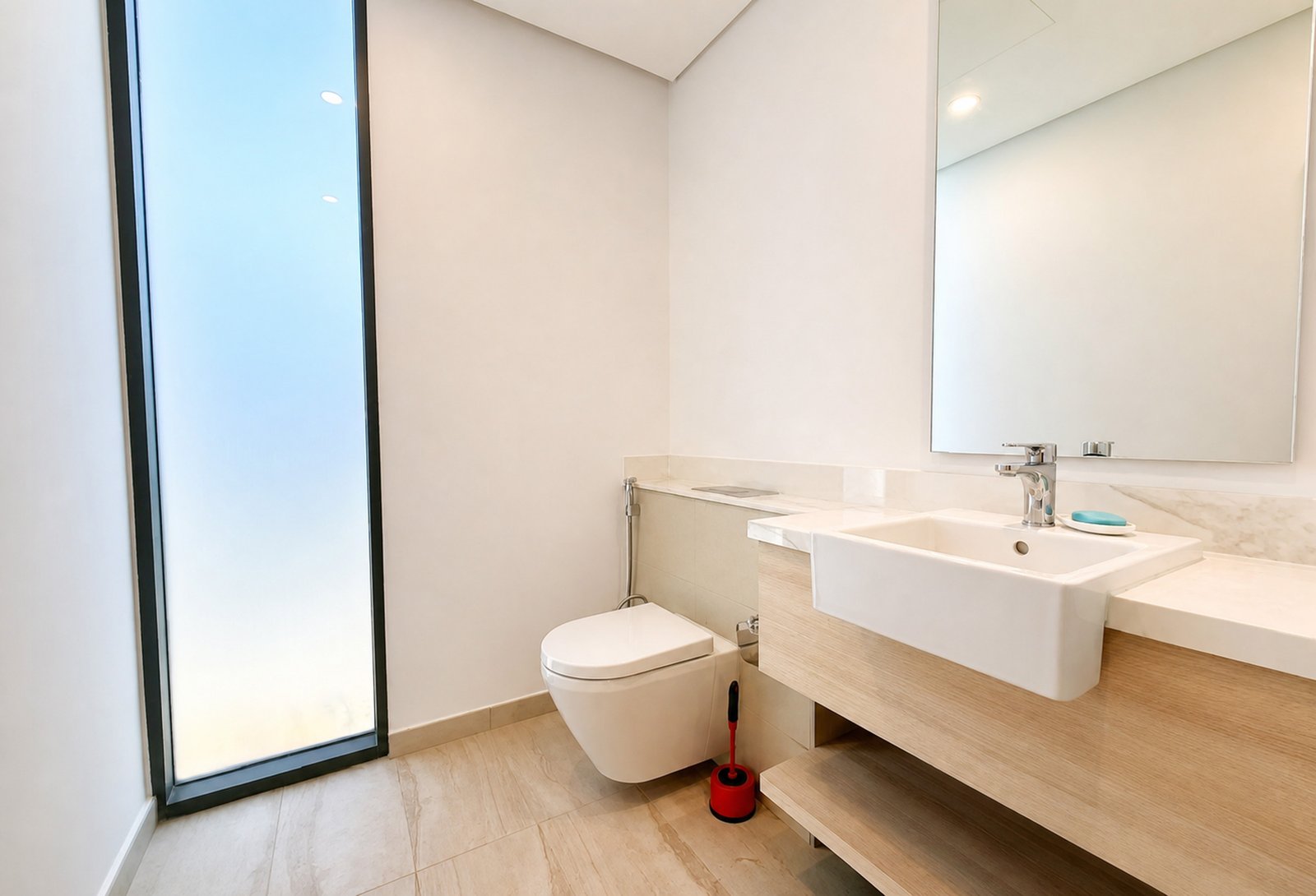 13 Large Corner Layout | Pool Access | Vacant 30 SEP