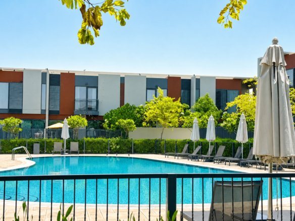 Large Corner Layout | Pool Access | Vacant 30 SEP