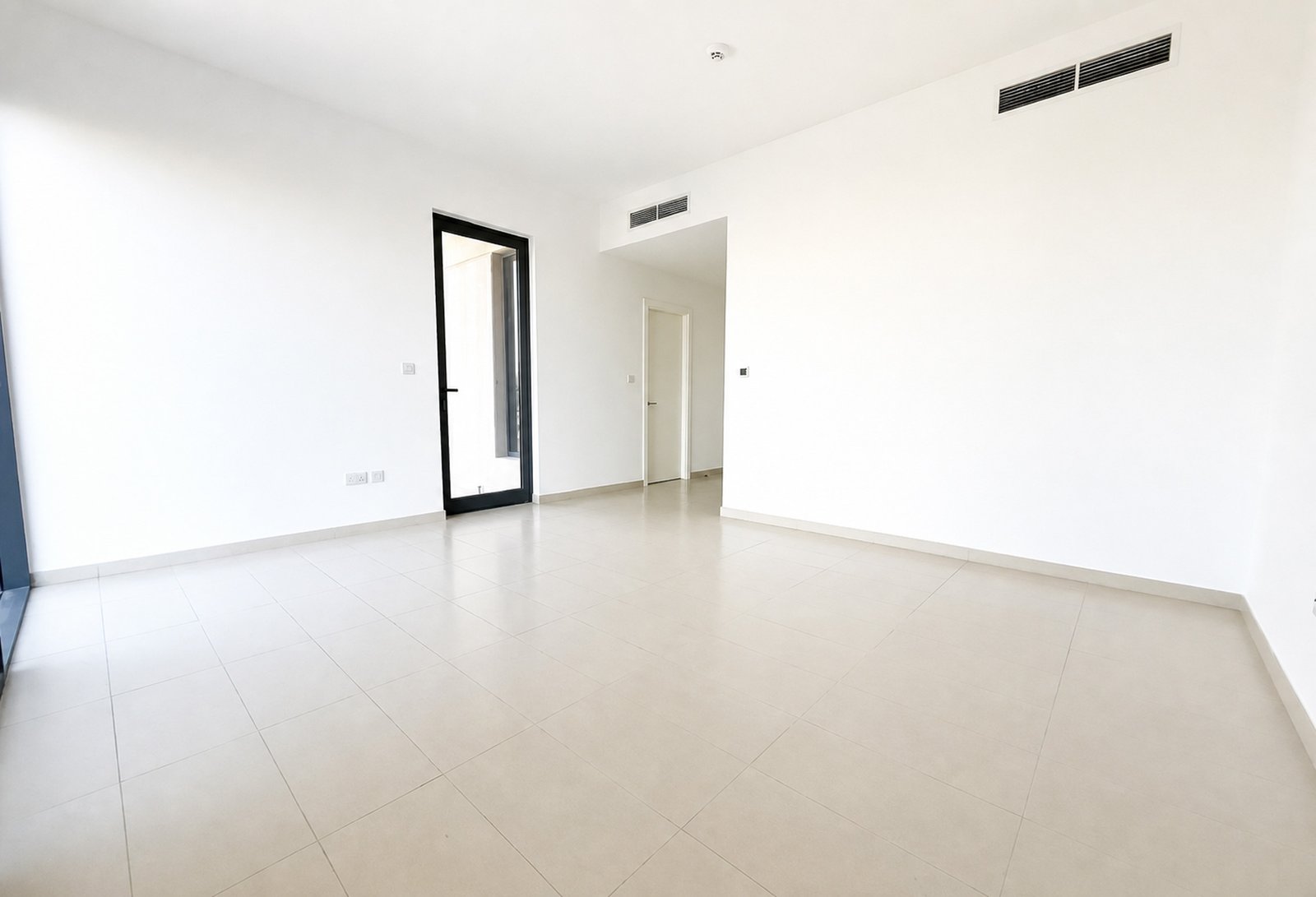 5 Large Corner Layout | Pool Access | Vacant 30 SEP