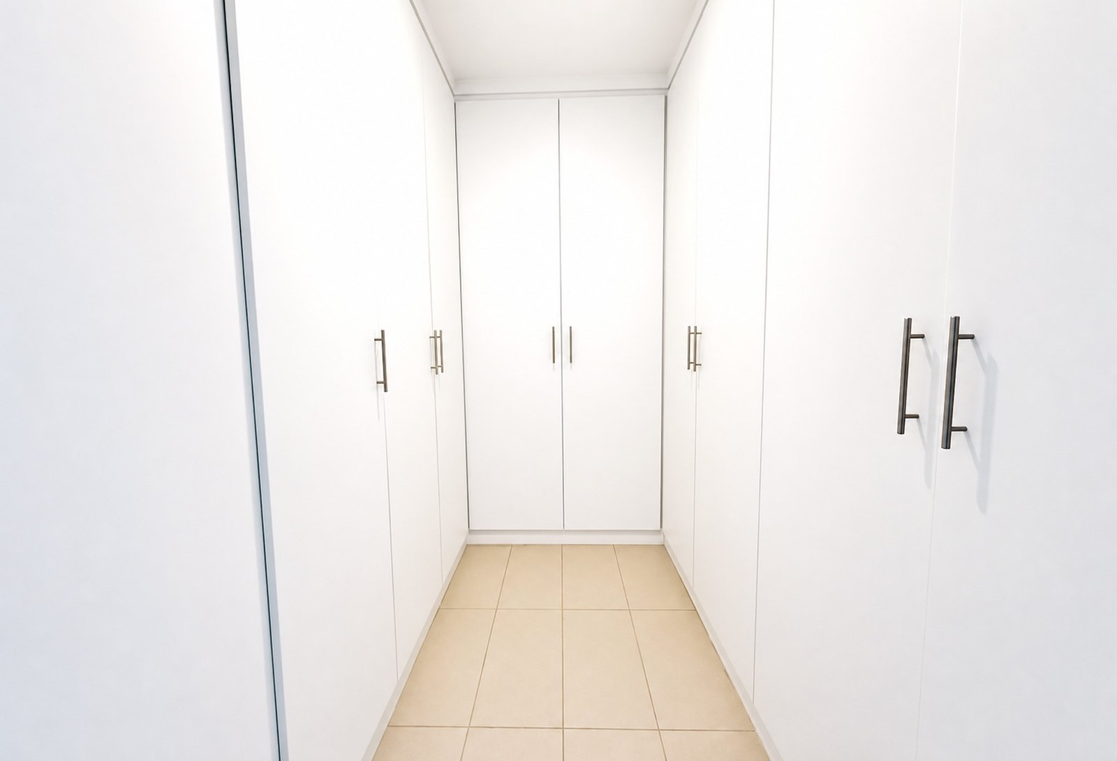 6 Large Corner Layout | Pool Access | Vacant 30 SEP