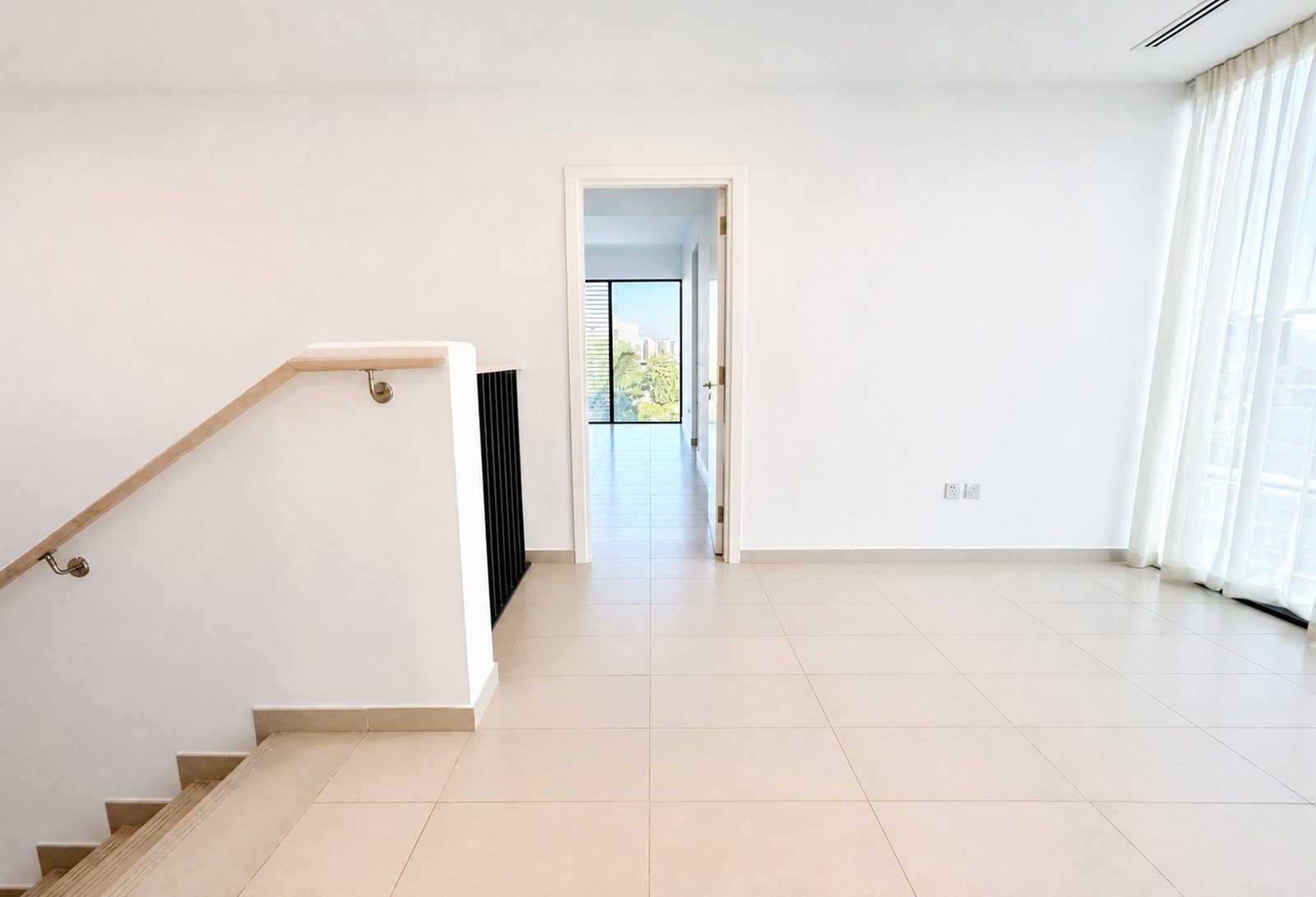 7 Large Corner Layout | Pool Access | Vacant 30 SEP