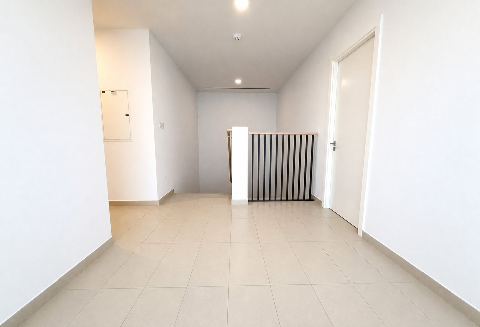 8 Large Corner Layout | Pool Access | Vacant 30 SEP