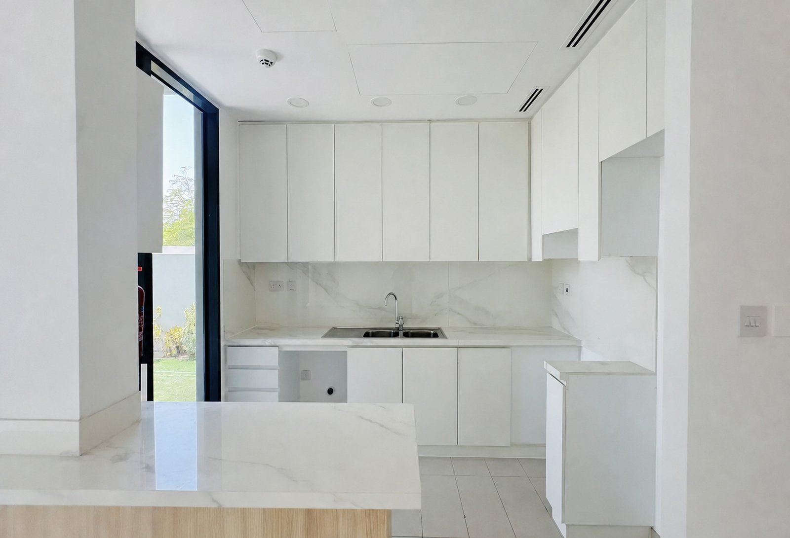 9 Large Corner Layout | Pool Access | Vacant 30 SEP