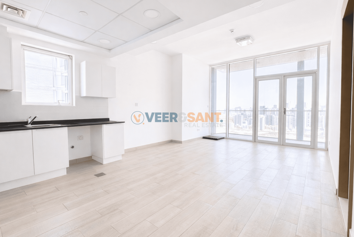 High Floor | Well Maintained | Ready to Move in | Huge Balcony